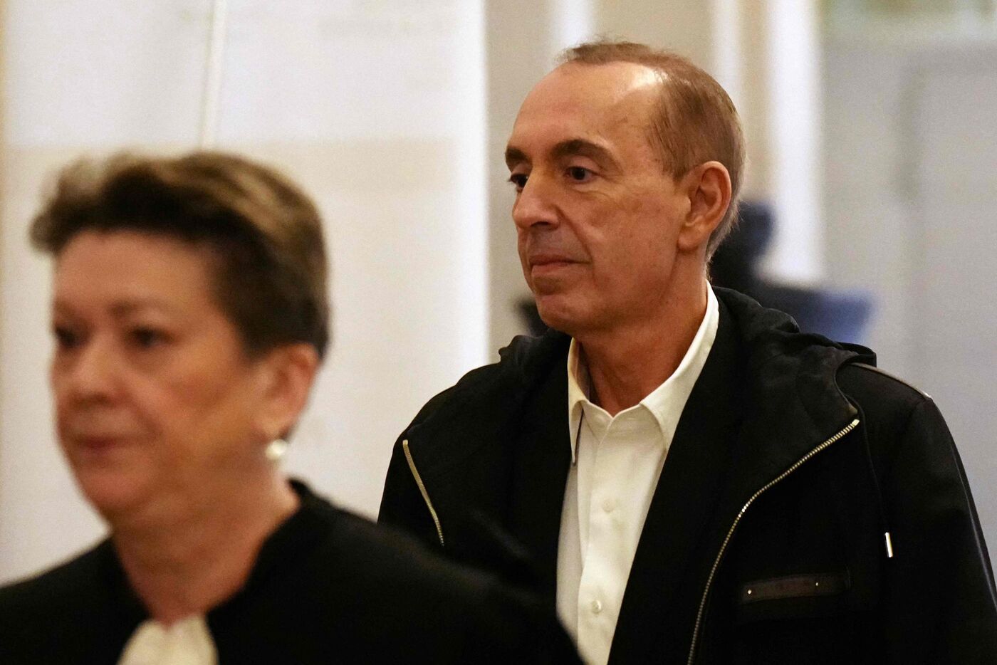 Jean-Marc Morandini lors d’un passage au tribunal, après sa condamnation pour corruption de mineurs et harcèlement sexuel. Malgré les décisions de justice, l’animateur reste maintenu à l’antenne par le groupe Bolloré