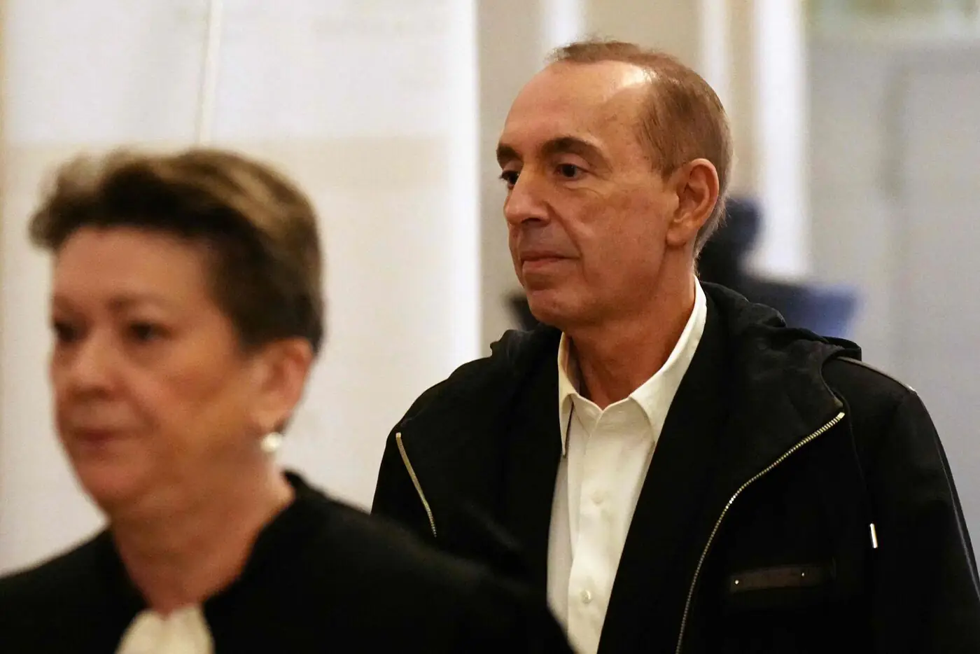 Jean-Marc Morandini lors d’un passage au tribunal, après sa condamnation pour corruption de mineurs et harcèlement sexuel. Malgré les décisions de justice, l’animateur reste maintenu à l’antenne par le groupe Bolloré