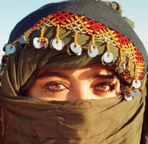 Ce regard n’est pas un vestige. Il appartient au présent d’un peuple ancien qui refuse de disparaître : les Amazigh, également appelé berberes