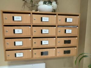 Boîtes aux lettres de Philippe Schreck, à la mairie de Draguignan, où il est conseiller municipal d’opposition. Photo prise le 16 janvier, au lendemain de l’annonce de sa candidature aux municipales 2026