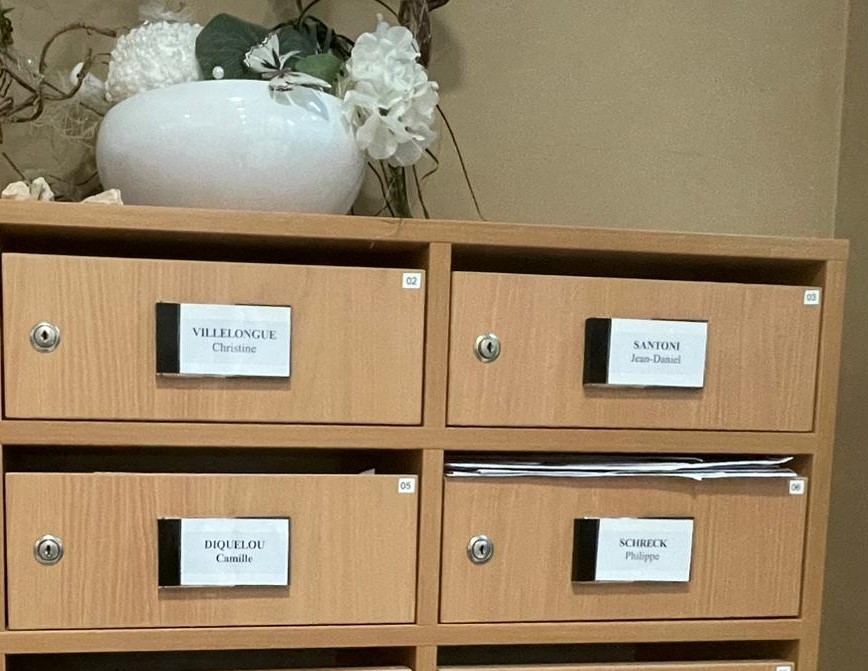 La boîte aux lettres de Philippe Schreck à la mairie de Draguignan, débordante de courrier non relevé, illustre son absentéisme prolongé