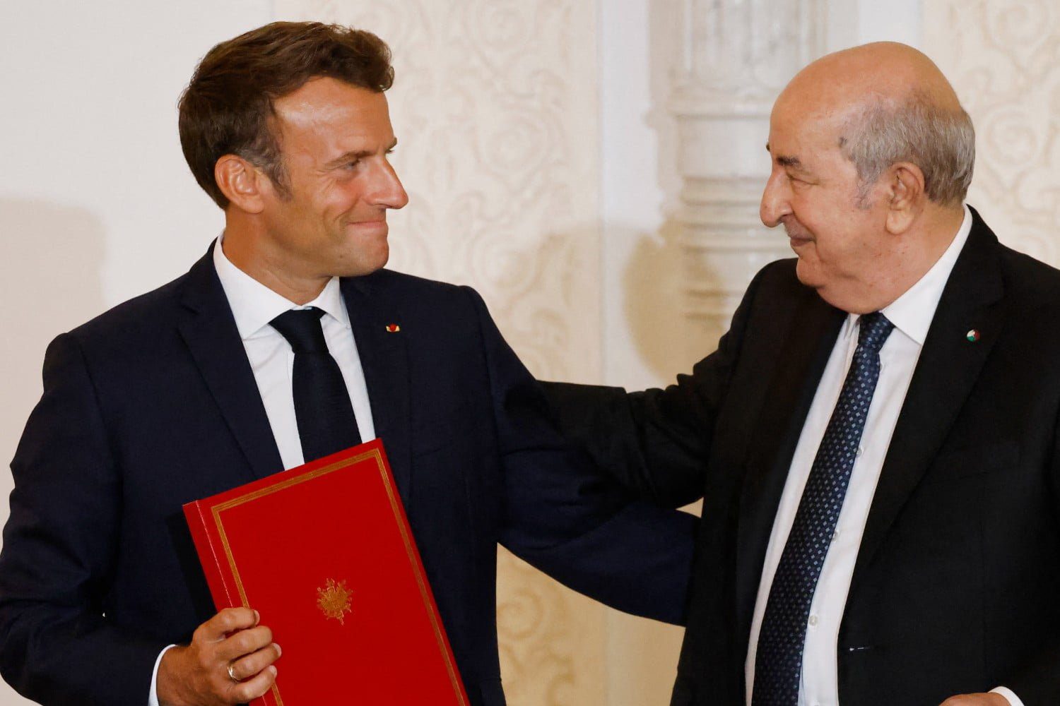 Emmanuel Macron et Abdelmadjid Tebboune, sourires diplomatiques et silences calculés, dans une relation entre l’Algérie et la France où chaque geste compte.