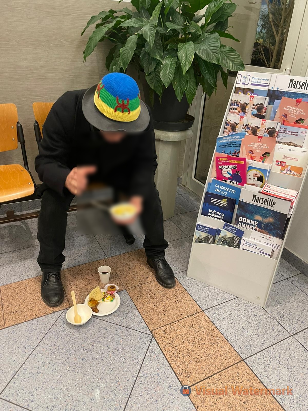 Yennayer à la mairie du 3e à Marseille : discours sur le vivre-ensemble, couscous rationné et repas par terre. Le moral ? Démonté