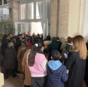 Yennayer à la mairie du 3ᵉ arrondissement de Marseille : chants, danses et familles réunies pour le Nouvel An amazigh, juste avant l’ouverture d’un buffet placé sous haute surveillance