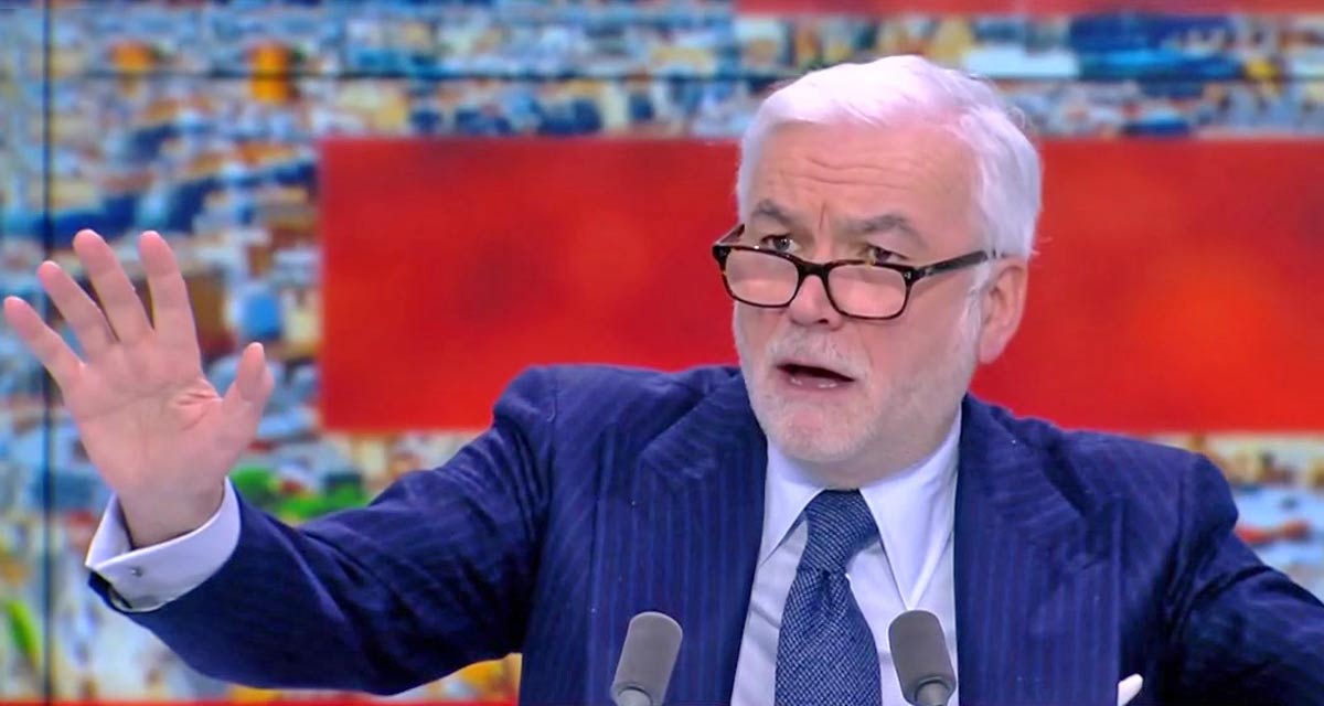 Pascal Praud, animateur vedette de CNews, incarnant un projet médiatique où l’extrême droite se banalise, pendant que le régulateur peine à intervenir