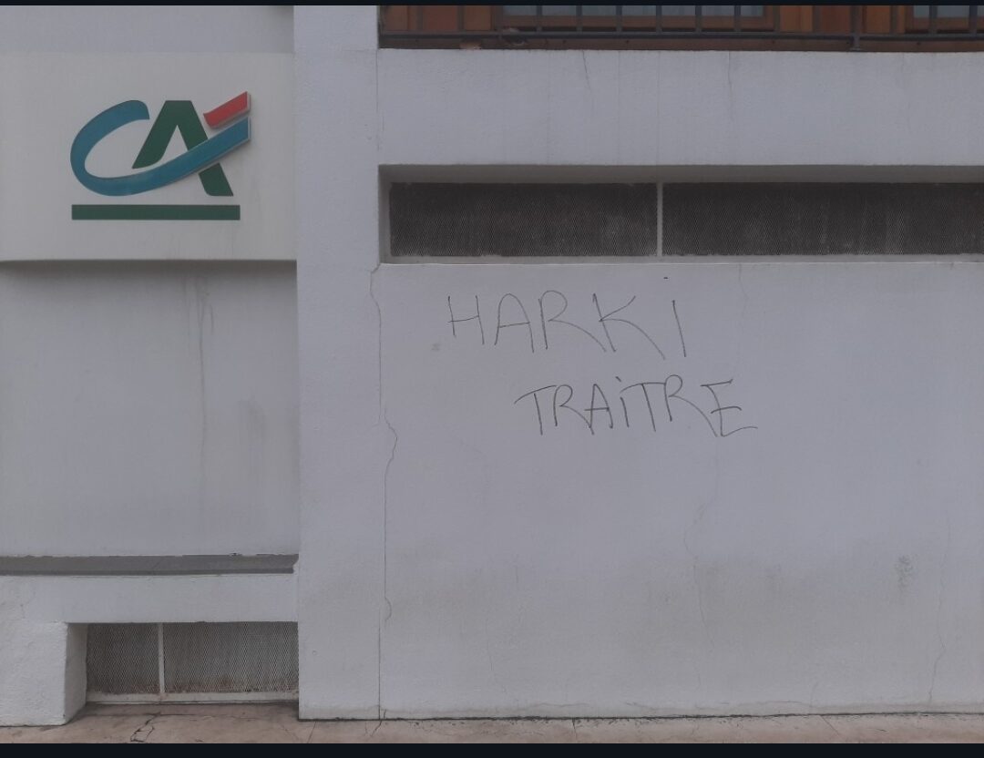 Des inscriptions qualifiant les harkis de “traîtres” sur un distributeur et une fontaine à Draguignan, dénoncées par les associations d’anciens combattants.