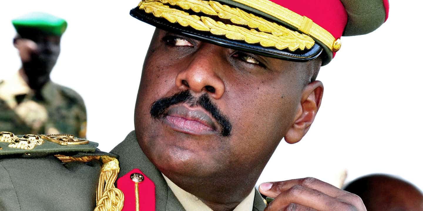 Le général Muhoozi Kainerugaba, chef de l’armée de l’Ouganda à côté de son père, le président Museveni. Héritier pressenti du pouvoir, formé à l’étranger il est très actif sur les réseaux sociaux