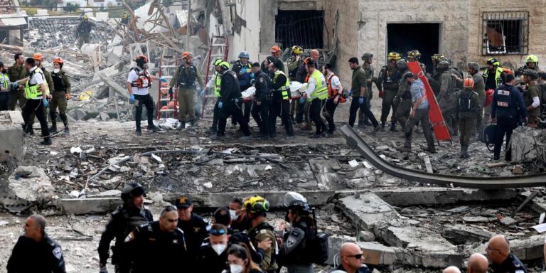 Des pompiers inspectent les décombres d’immeubles résidentiels frappés par des missiles, au lendemain des attaques iraniennes contre des infrastructures civiles dans le Golfe, dans un conflit régional déclenché après les frappes américano-israéliennes du 28 février 2026.