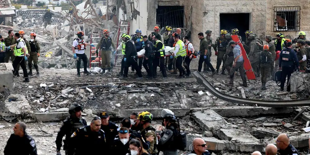 Des pompiers inspectent les décombres d’immeubles résidentiels frappés par des missiles, au lendemain des attaques iraniennes contre des infrastructures civiles dans le Golfe, dans un conflit régional déclenché après les frappes américano-israéliennes du 28 février 2026.