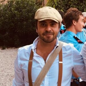 Béret et bretelles, l’air presque d’un personnage sorti d’une vieille carte postale provençale : François Volpi revendique un attachement assumé à Barjols