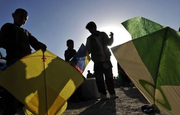 Des enfants afghans font voler des cerfs-volants.