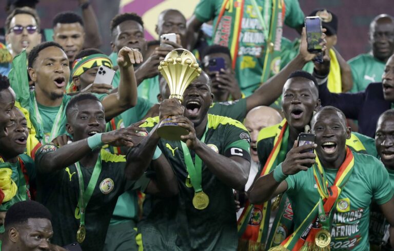 Les joueurs du Sénégal avec la Coupe d'Afrique des Nationas, à Youndé le 6 fevrier 2022