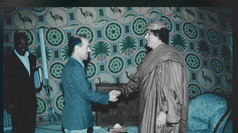 Tripoli, 2005. Le président du Congrès mondial amazigh (CMA), Belkacem Lounès, reçu par le colonel Mouammar Kadhafi. Selon le co-président actuel de l'organisation, Khaled Zerrari, ce voyage aurait jeté les bases d'un premier accord financier