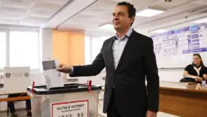 Le Premier ministre par intérim du Kosovo, Albin Kurti, vote lors des élections législatives anticipées à Pristina, Kosovo, le 7 juin 2026.